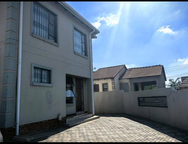 3 BEDROOM HOUSE FOR SALE IN BLUE HILLS